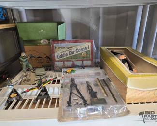 5568 Collectable Figurines and Signage