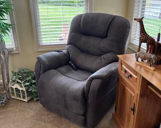 LIFT CHAIR-NEARLY NEW