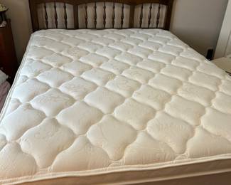 QUEEN SIZE BED WITH MATTRESS/FRAME