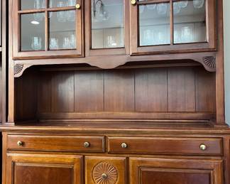Buffet/Hutch w Plenty of Storage