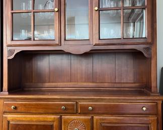 Buffet/Hutch w Plenty of Storage