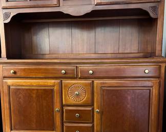 Buffet/Hutch w Plenty of Storage