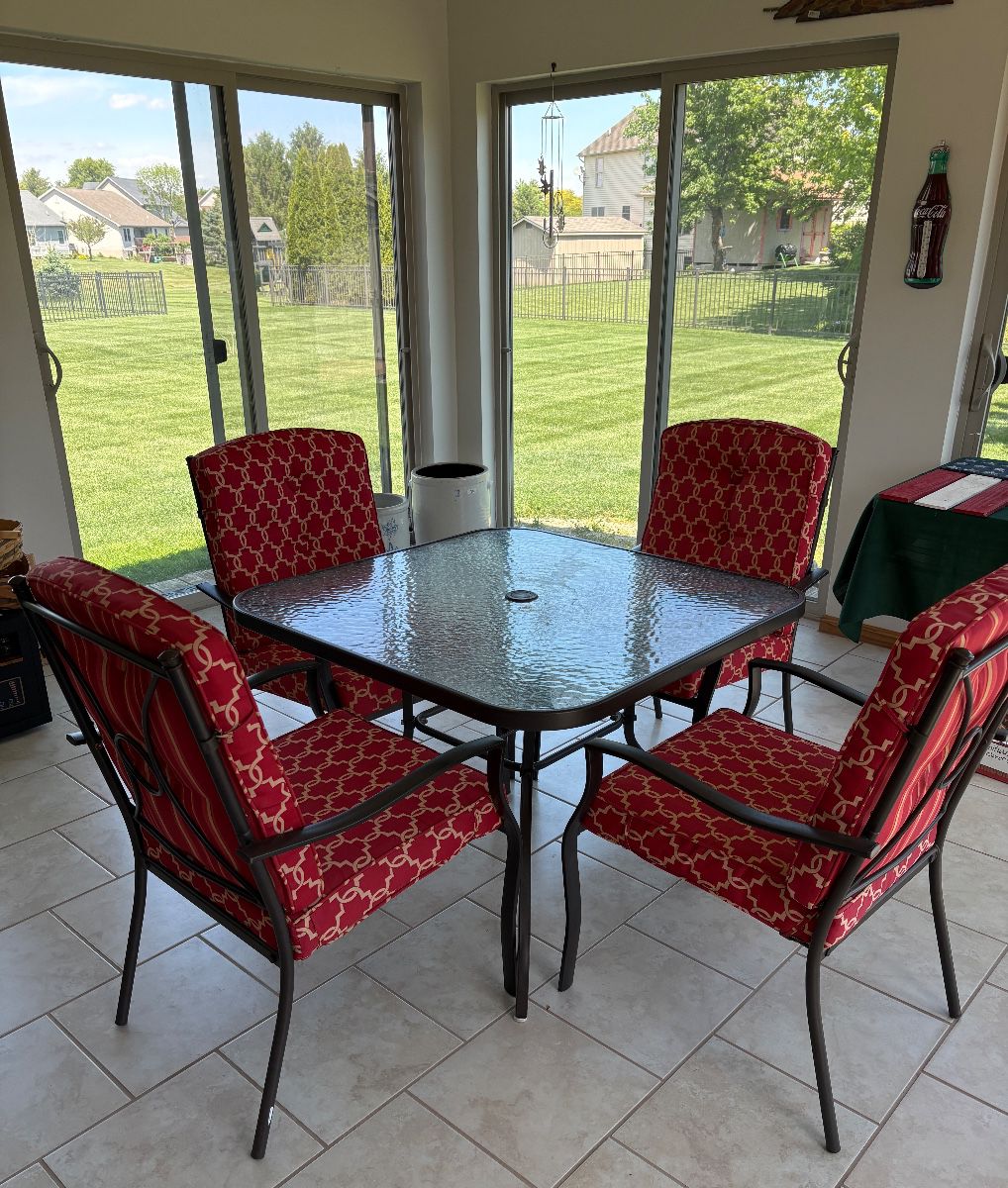 Outdoor table/4chairs with cushions