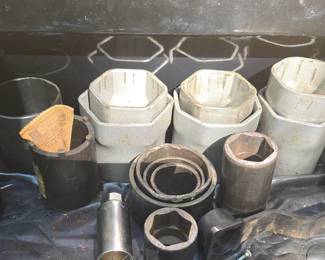 Heavy-duty wheel nut sockets and axle nut sockets