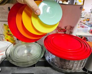Cute Nesting Bowls w/ Lids