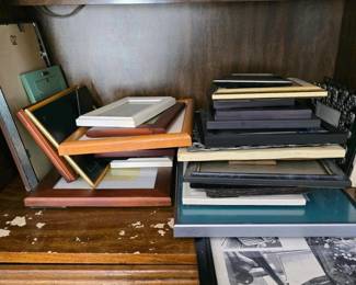 073 assortedpictureframes