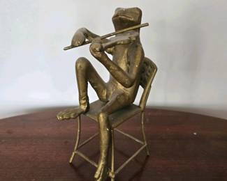 055 brassfrogviolinistsculpture8tallwh