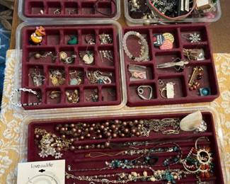 106 largelotcostumejewelrynecklacesbrac