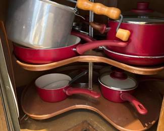 091 potsandpanlotwithredgreenlifepan