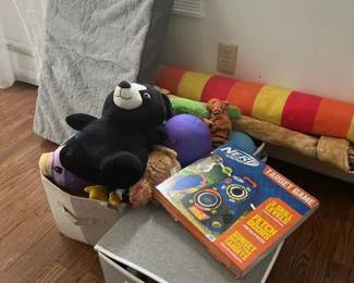 115 largeassortmentofdogtoysanddogbed