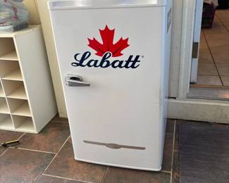 143 labattcompactbeverageminifridge