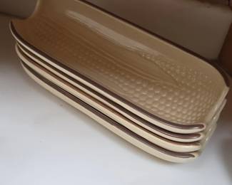 Pfaltzgraff Village Corn Cob Plates Set