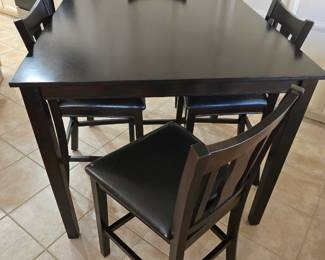 High top table with 4 chairs (excellent condition)