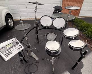 Roland electric drum set 1500 available for pre-sale working condition