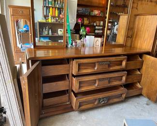 Broyhill Dresser W/2 Mirrors - Pic #1