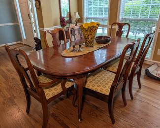 American Drew Dining Table and Chairs (6)