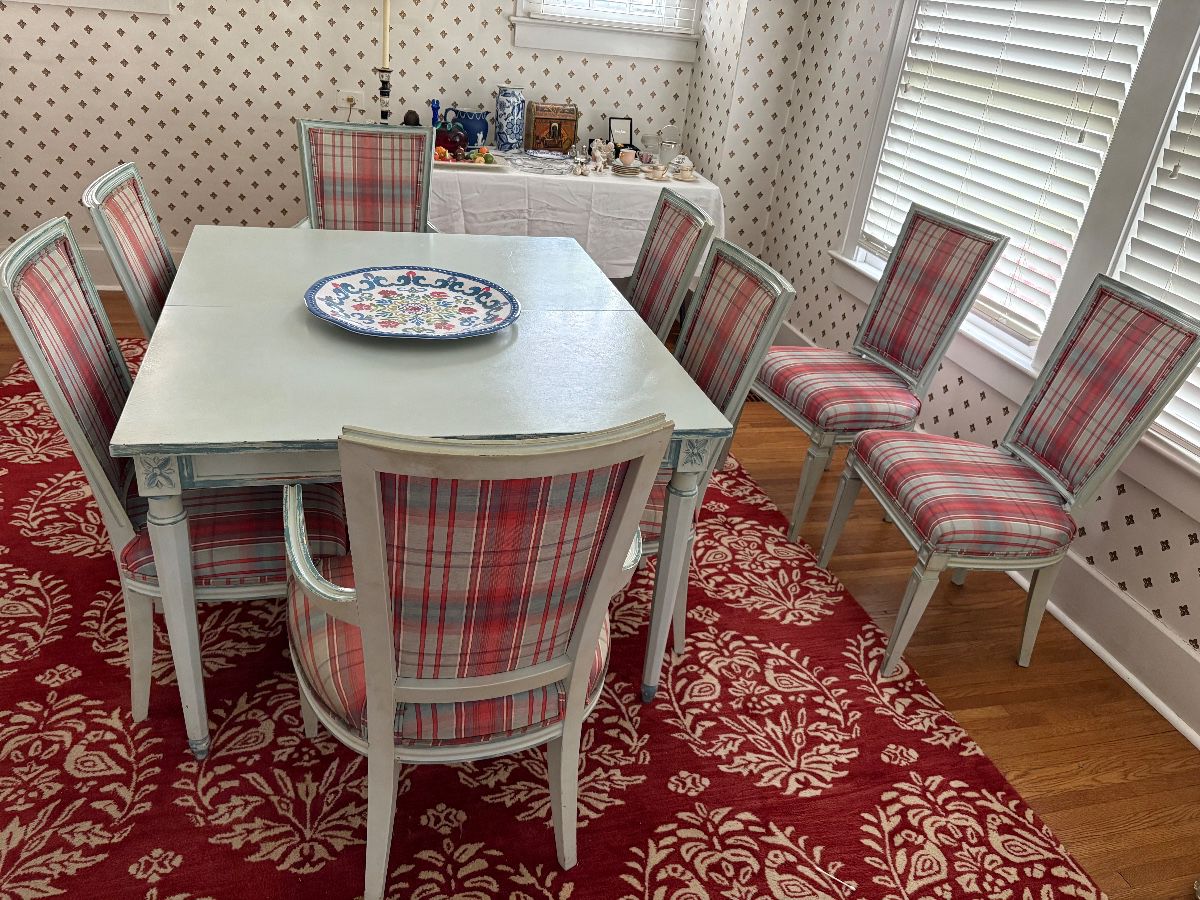 2 arm chairs, 6 side chairs, 2 leaves and table pads