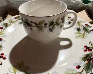 HomeTrends Holly Berry Stoneware Dinnerware Set third image