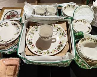 HomeTrends Holly Berry Stoneware Dinnerware Set