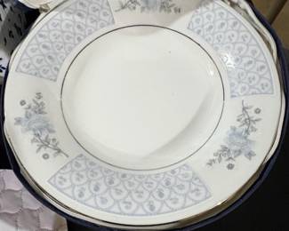 Liling Fine China Yung Shen Pattern Dinnerware Set second image