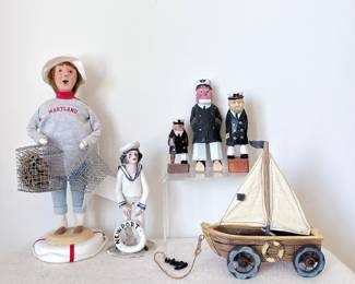  Byers Choice Caroler Man in Maryland Shirt w/ Fresh Crab in Wire Cage Sand Base, vintage nautical sailor figurine