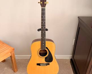 Yamaha Guitar w/stand