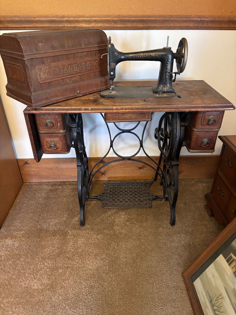 Singer sewing machine, with cover and original instructions