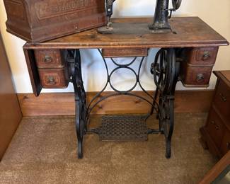 Singer sewing machine, with cover and original instructions