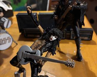 Kizz action figures