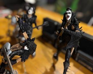 Kizz action figures