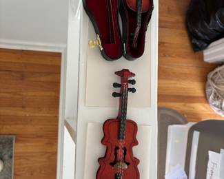 Music instruments scale models