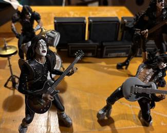 Kizz action figures
