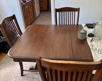Dinning table with 4 chairs and leaf