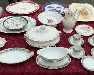 Lot 33: Assorted porcelain dinnerware and serving pieces
