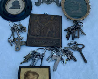 Lot 101: Vintage Collection of small items