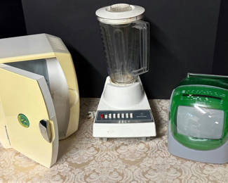 Lot 55: Blender, TV/Radio, Mini Desktop Fridge 