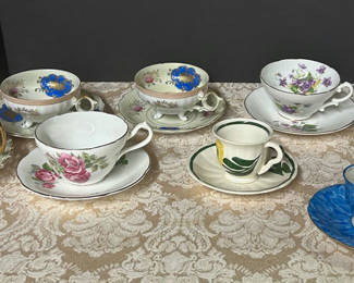 Lot 10: 8 Vintage Cups and Saucers
