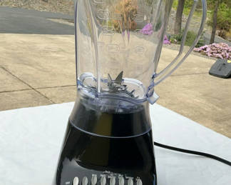 Lot 16: Hamilton Beach blender with glass pitcher