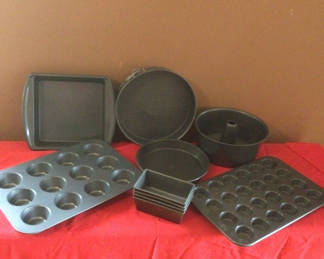 Lot 24: Assorted Bakeware Set (Muffin Pans, Cake Pans, Loaf Pans, Bundt Pan)