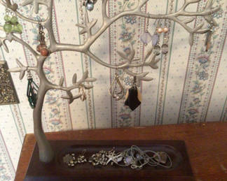 Lot 54: Decorative jewelry tree with earrings and tray of assorted jewelry