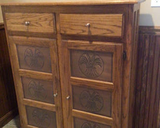 Lot 15: Oak wood cabinet with drawers and paneled doors