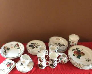 Lot 21: Queens Fruit-pattern China Dinnerware Set