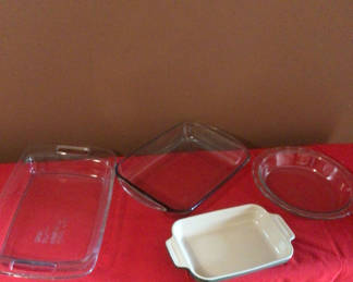 Lot 23: Glass bakeware set with ceramic casserole dish
