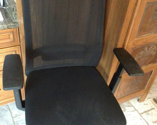 Lot 19: Black mesh-back ergonomic office chair