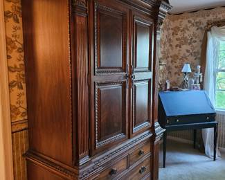 Universal Furniture banded mahogany Biedermeier-style