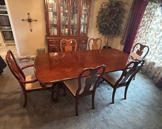 Dining room Table & 6 chairs All pieces in EXCELLENT condition! Has 2 leaves. Must be able to move and load yourself. Table measures 42” across x 64” long (without leaves), each leaf adds an additional 12”