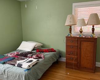 Bedroom set – dresser, lamps