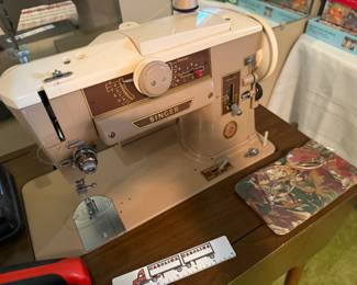 Excellent condition working Singer sewing machine
