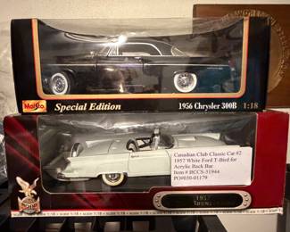 Maisto Special Edition 1956 Chrysler 300B 1:18 Model Car; Road Signature 1957 White Ford Thunderbird Deluxe Edition Model Car 1:18