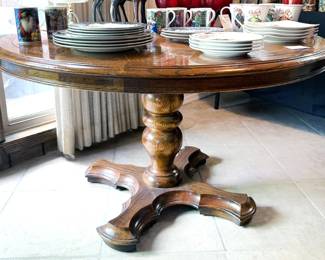 Round dining table